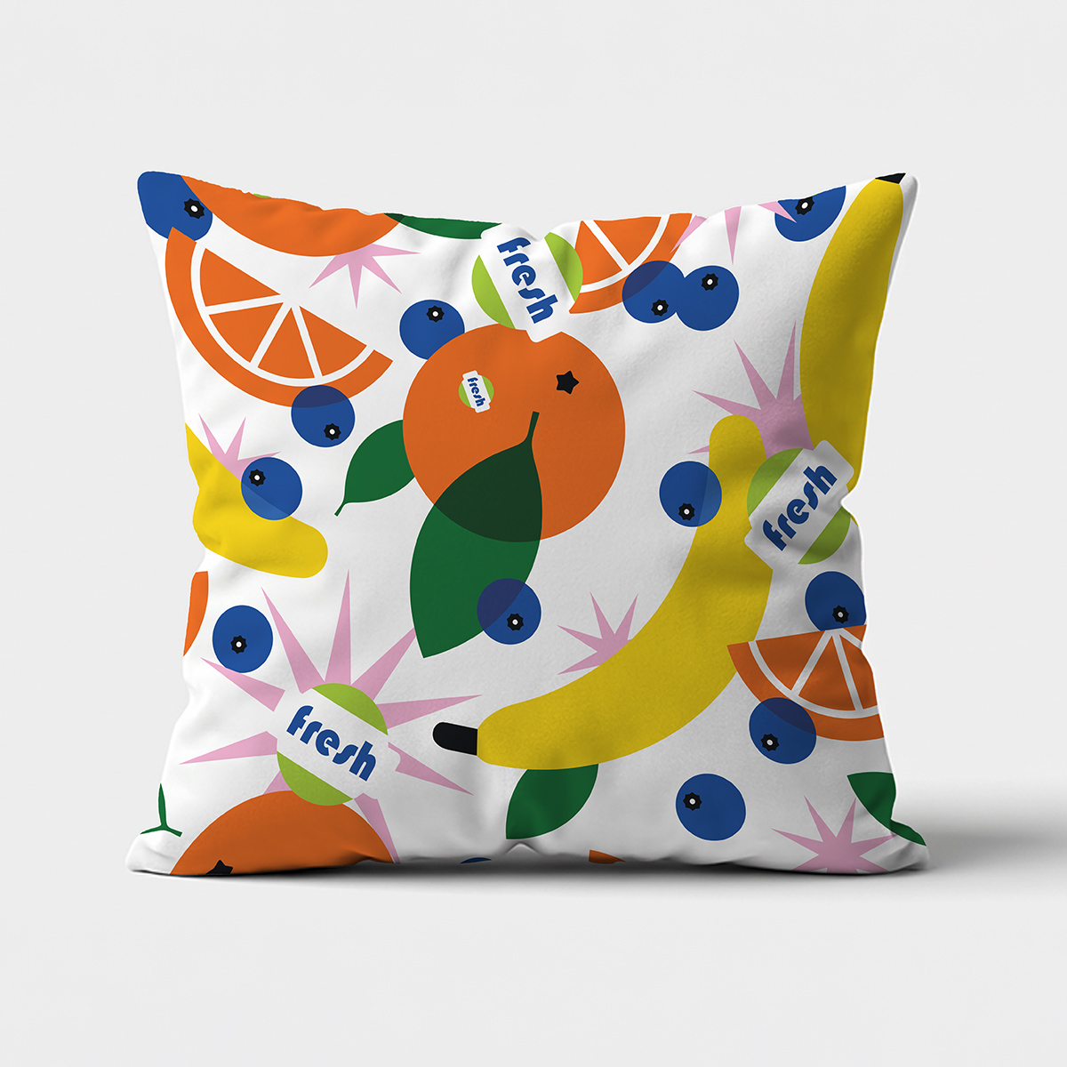 Poduszka dekoracyjna z kolorowym wzorem bananów, pomarańczy i jagód na białym tle widok z przodu