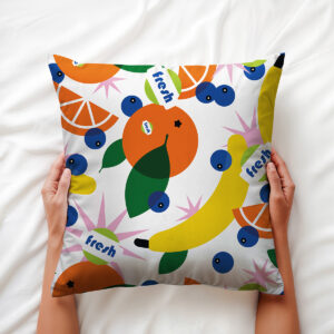 Zbliżenie na nadruk z pomarańczami, plastrami pomarańczy i niebieskimi jagodami oraz drobnymi napisami "fresh"