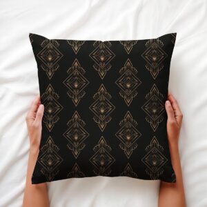 Aranżacyjne ujęcie: ręce trzymają poduszkę na białej pościeli, widoczne złote ornamenty