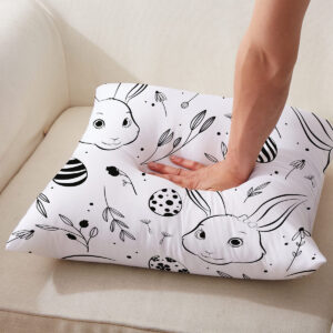 zbliżenie na wzór i strukturę materiału poduszki podczas nacisku ręki