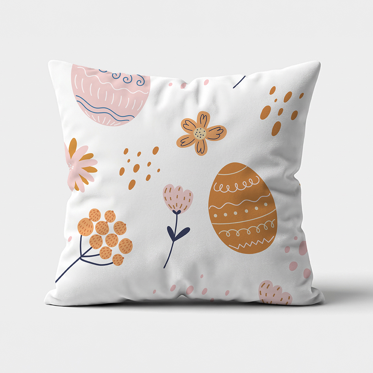 Poduszka z nadrukiem pisanek i delikatnych kwiatów na białym tle — ujęcie frontowe produktu