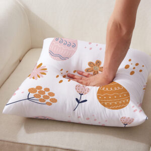 Zbliżenie na poduszkę podczas dotyku pokazujące miękkość tkaniny i szczegóły wzoru