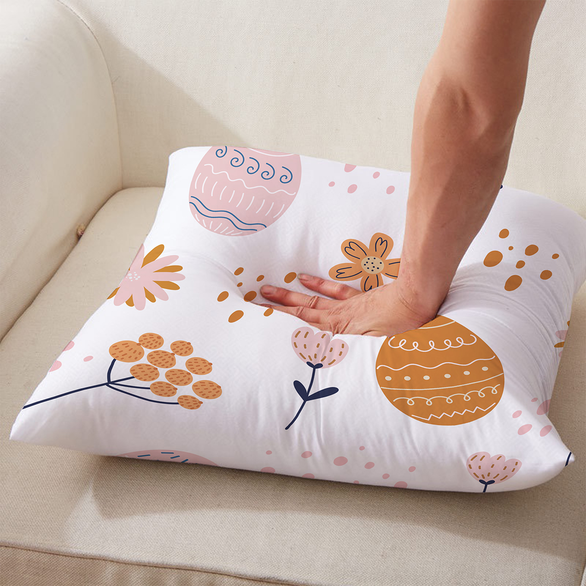 Zbliżenie na poduszkę podczas dotyku pokazujące miękkość tkaniny i szczegóły wzoru