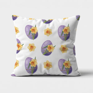 Poduszka na białym tle z fioletowymi pisankami i żonkilami