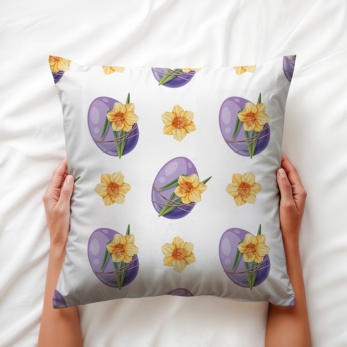 Zbliżenie na wzór z fioletową pisanką oplecioną trawą i żonkilem