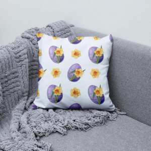 Poduszka ułożona na kanapie jako wiosenna dekoracja z żonkilami