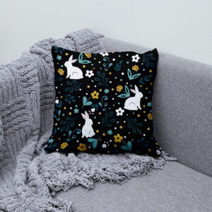 poduszka ułożona na kanapie z wyraźnym kontrastem czarnego tła i jasnych motywów