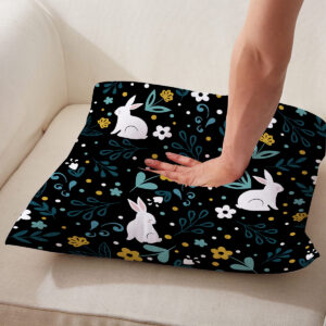 detal nadruku z białym króliczkiem i miętowymi listkami na ciemnym tle