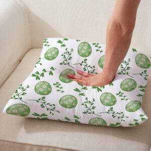 Ręka naciskająca poduszkę, pokazująca miękkość i strukturę materiału