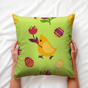 Widok poduszki trzymanej dłońmi, zbliżenie na kurczaka z kwiatem i ozdobne pisanki