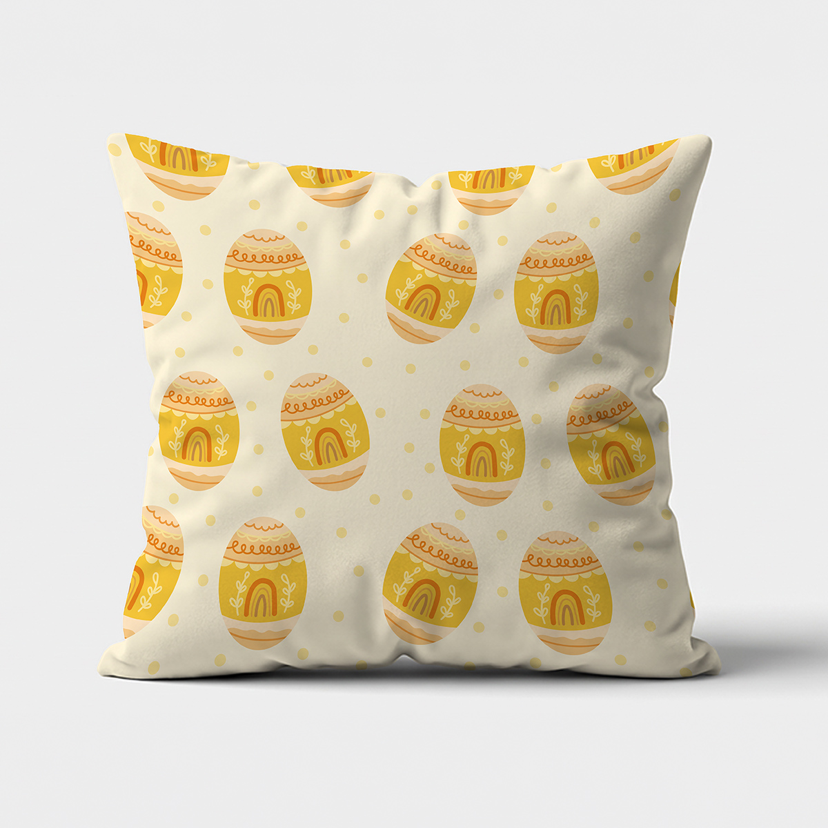 Poduszka dekoracyjna z żółtymi pisankami na kremowym tle, widok z przodu