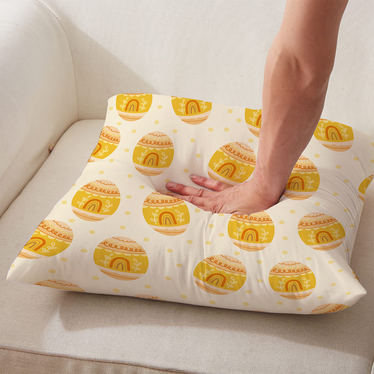 Zbliżenie na poszewkę podczas nacisku dłoni, pokazujące miękkość materiału i detale wzoru