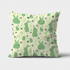 Poduszka z wzorem zielonych zajączków i pisanek na kremowym tle, widok z przodu