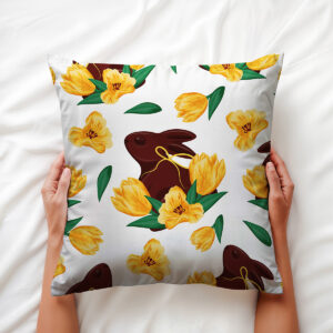 Dłoń trzymająca poduszkę z wzorem zająca i tulipanów — ujęcie aranżacyjne