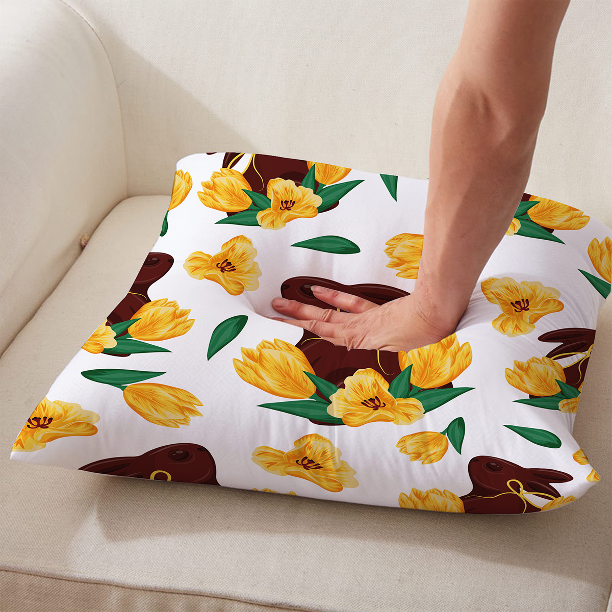 Zbliżenie na nadruk czekoladowego zająca i szczegóły żółtych tulipanów