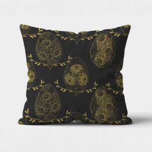 Poduszka na jasnym tle z czarnym tłem i złotym wzorem pisanek oraz gałązek widok z przodu