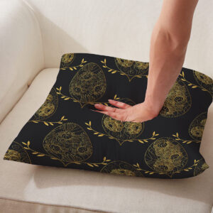 Detal wzoru i faktury materiału podczas nacisku dłoni na poduszkę