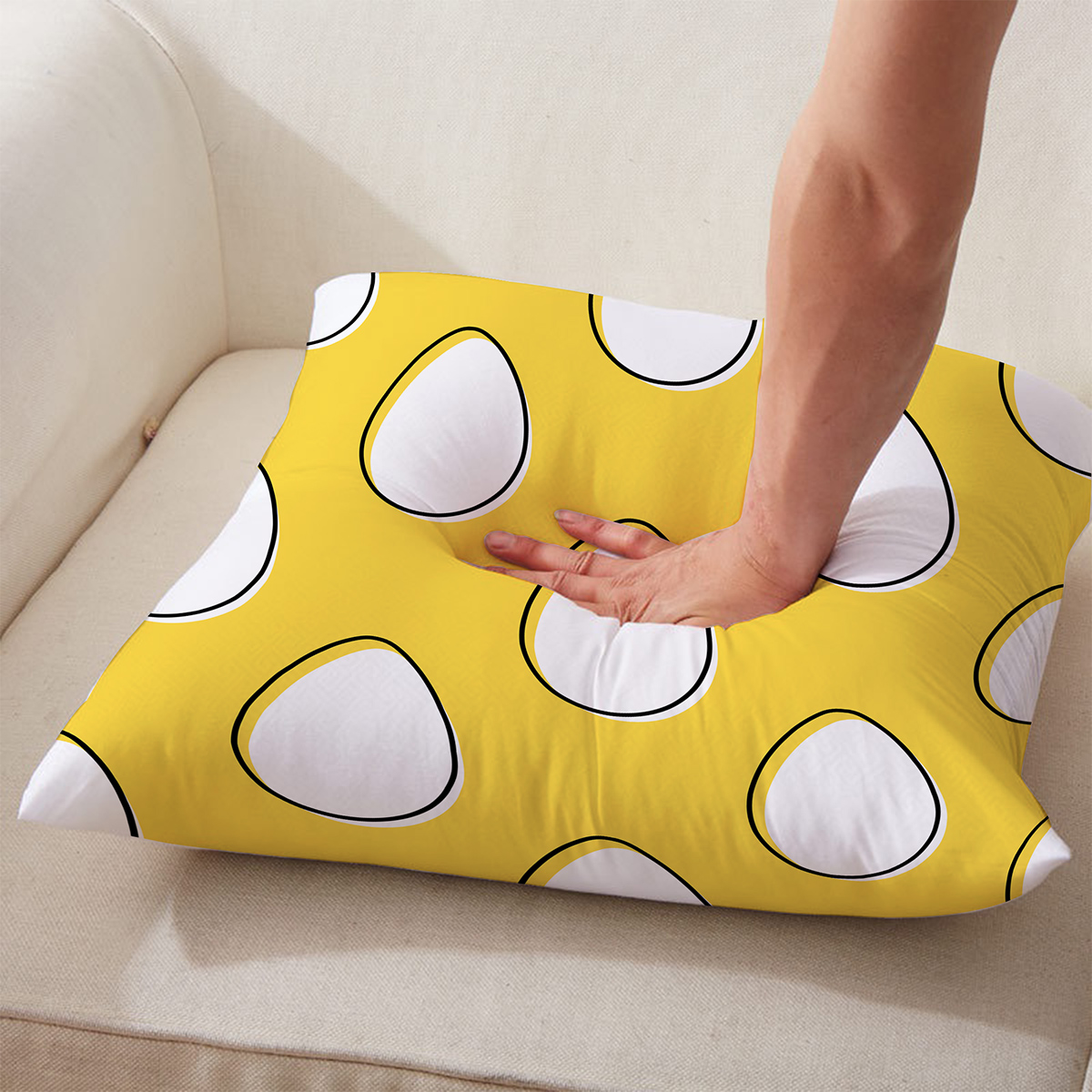 Detal pokazujący dłoń naciskającą poduszkę, uwidaczniający miękkie wypełnienie i elastyczność