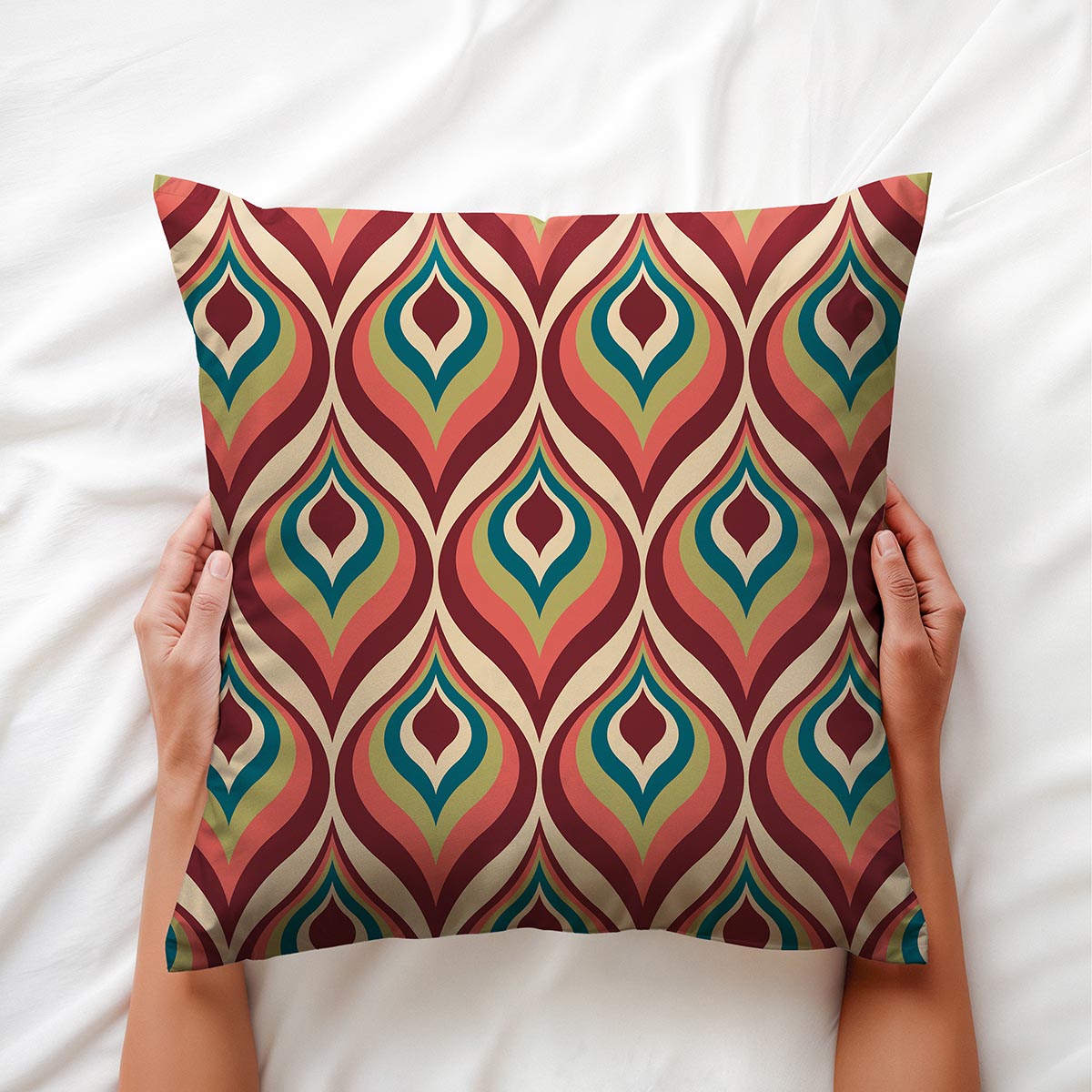 Widok z góry: ręce trzymające poduszkę z geometrycznym wzorem retro, wyraźne kolory i faktura tkaniny