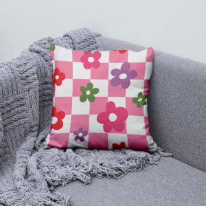 Poduszka na kanapie, aranżacja z narzutą i szarą sofą