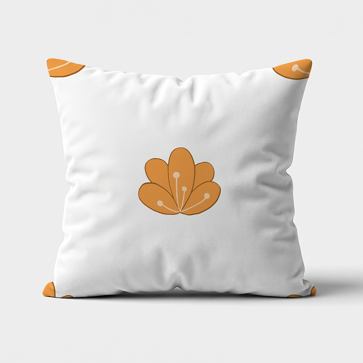 Biała poduszka dekoracyjna z centralnym, stylizowanym pomarańczowym kwiatem