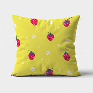 Główne ujęcie żółtej poduszki dekoracyjnej z czerwonymi truskawkami i białymi kwiatuszkami