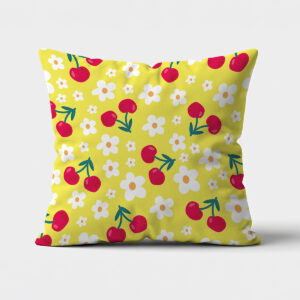 Główne ujęcie poduszki dekoracyjnej z wzorem wiśni i stokrotek na żółtym tle