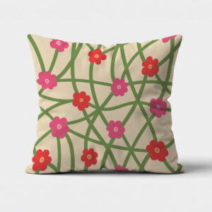 Poduszka frontalnie na białym tle z beżowym tłem zieloną siecią i różowo czerwonymi kwiatami
