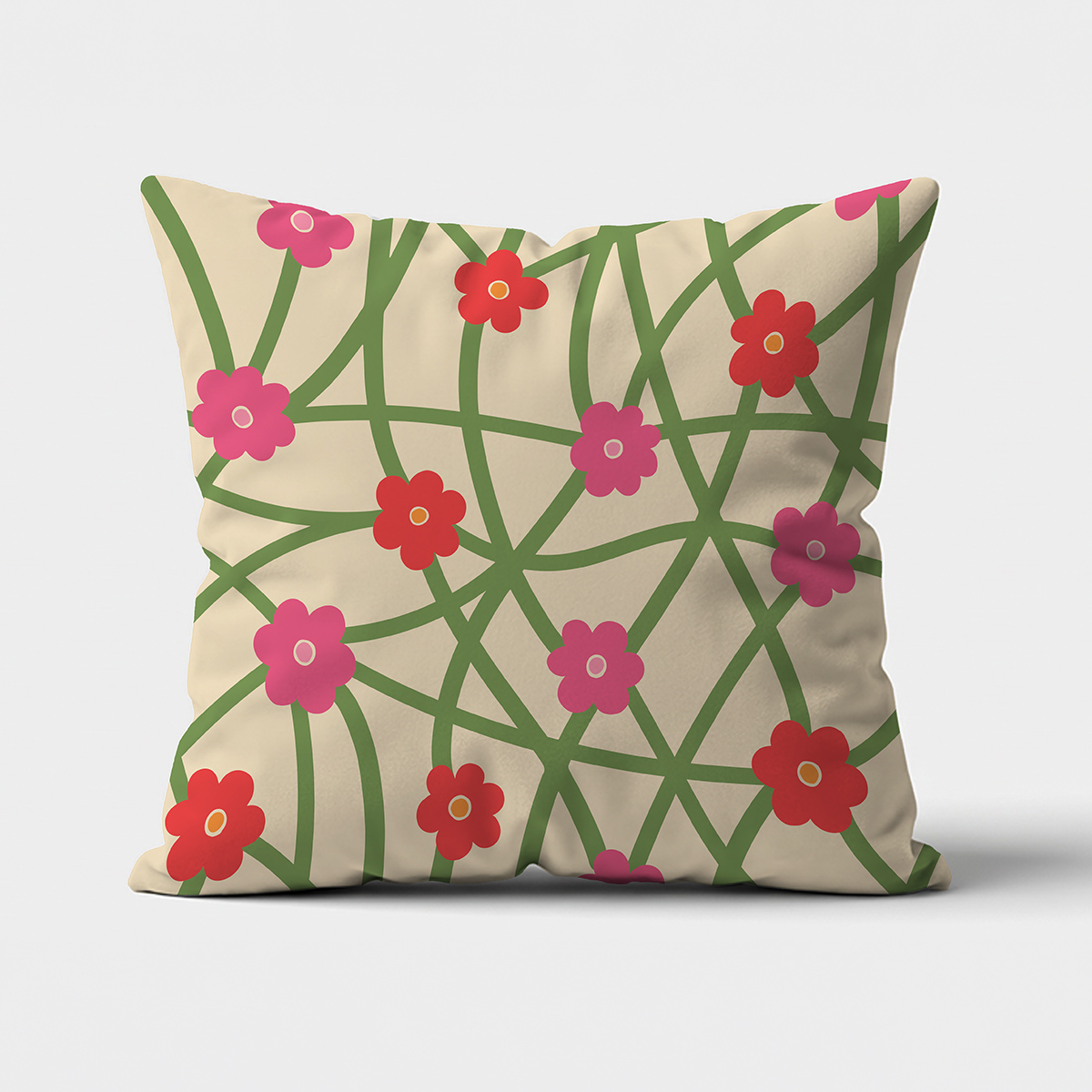 Poduszka frontalnie na białym tle z beżowym tłem zieloną siecią i różowo czerwonymi kwiatami