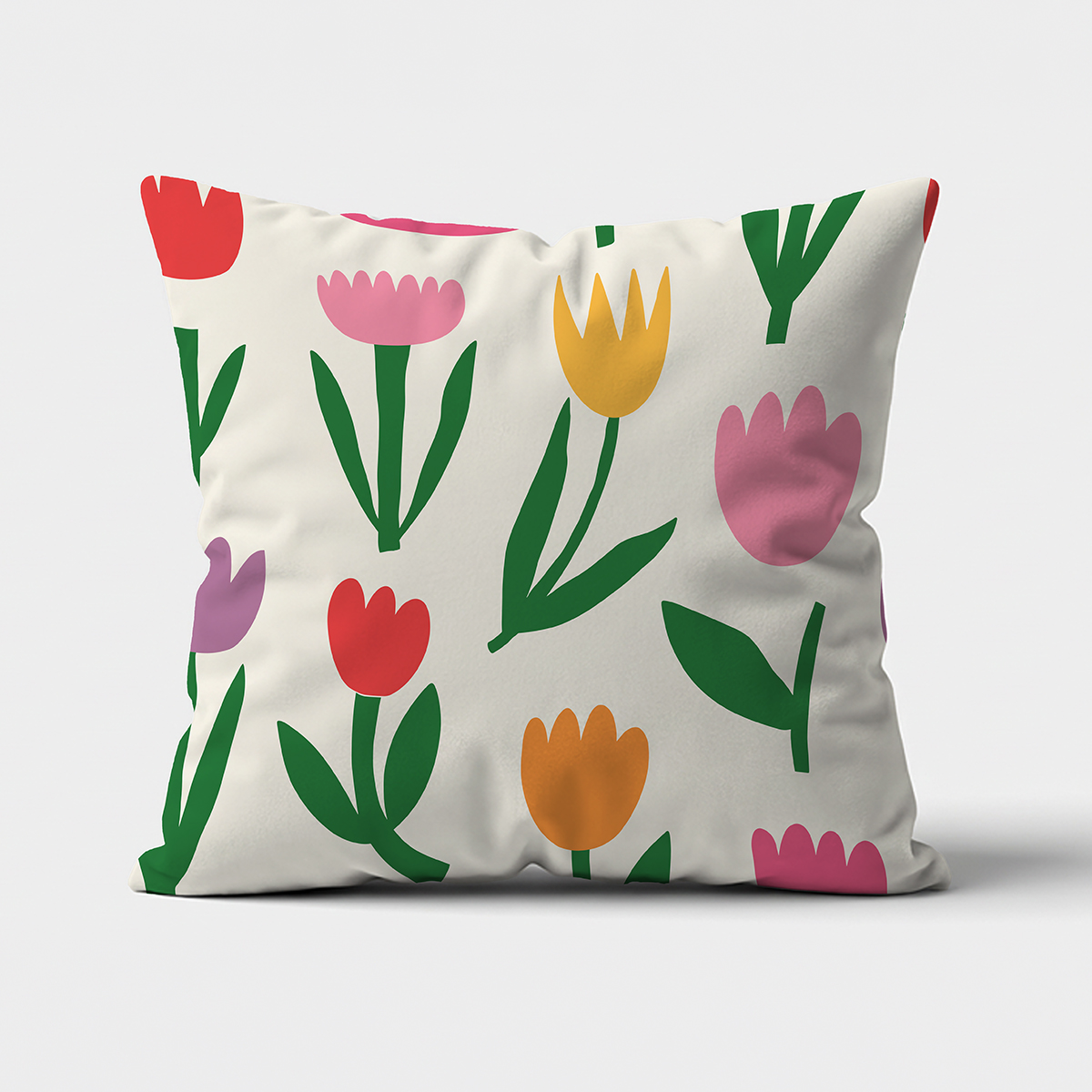 Główne ujęcie dekoracyjnej poszewki z kolorowymi tulipanami na kremowym tle