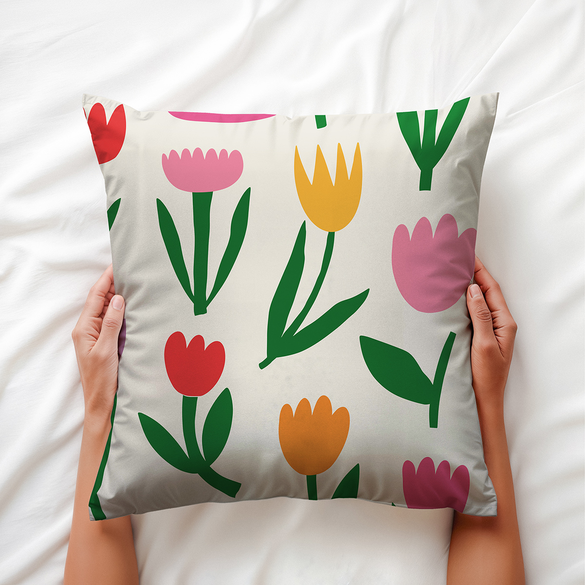 Widok z rękami trzymającymi poduszkę, pokazujący wzór i fakturę tkaniny