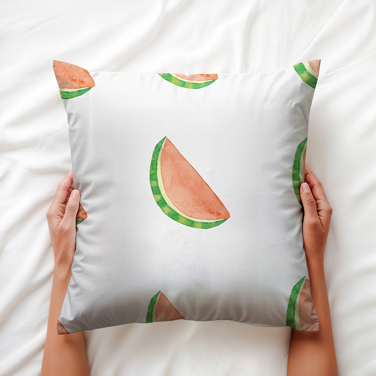 Poduszka trzymana w dłoniach pokazująca miękką fakturę i centralny plasterek arbuza