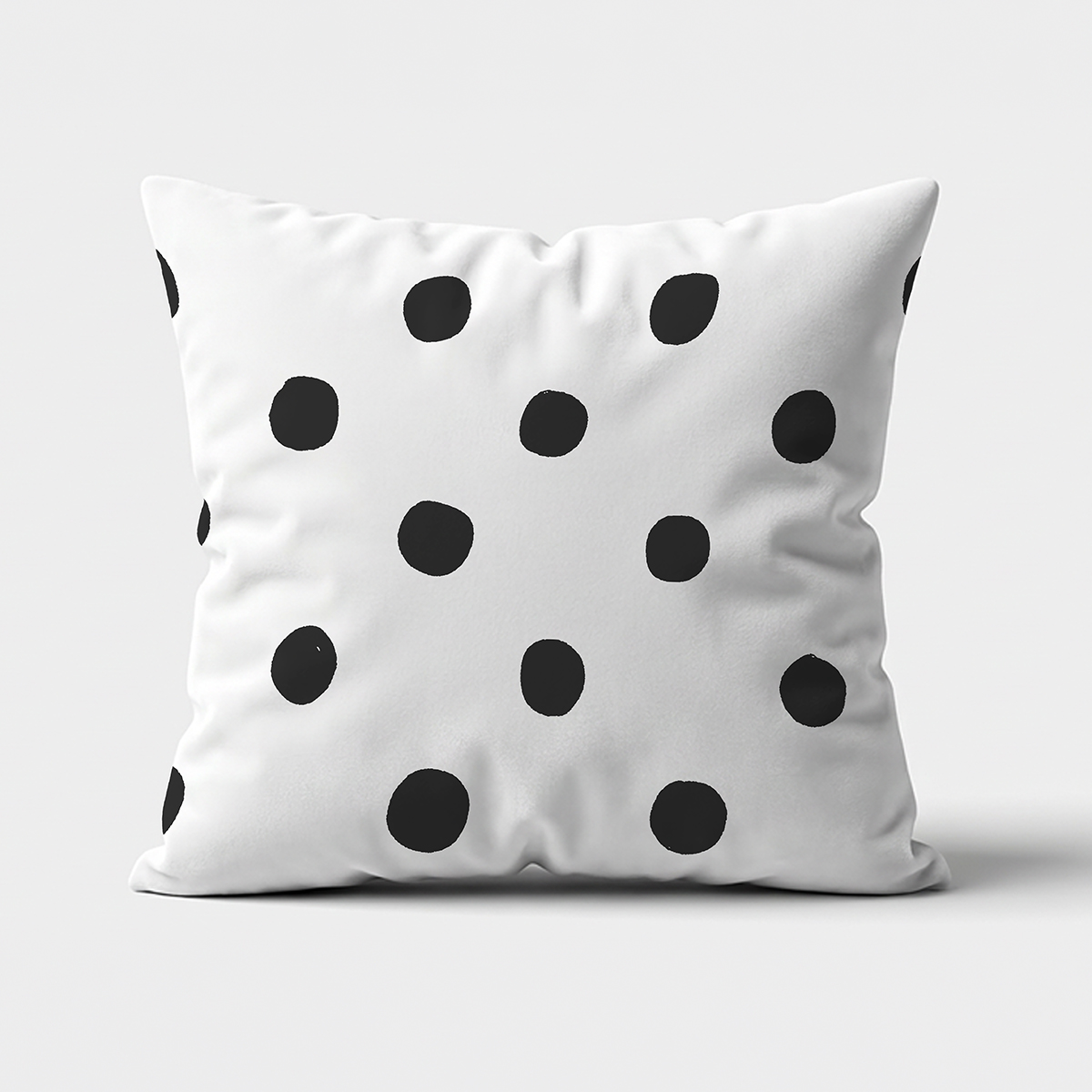 Front poduszki z nieregularnymi czarnymi kropkami na białym tle