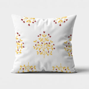 Poduszka dekoracyjna z przodu na jasnym tle z motywem żółtych gałązek i bordowych jagód