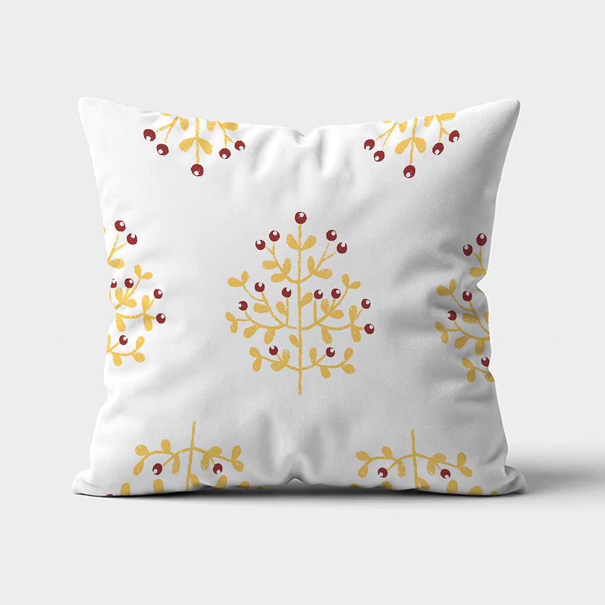 Poduszka dekoracyjna z przodu na jasnym tle z motywem żółtych gałązek i bordowych jagód