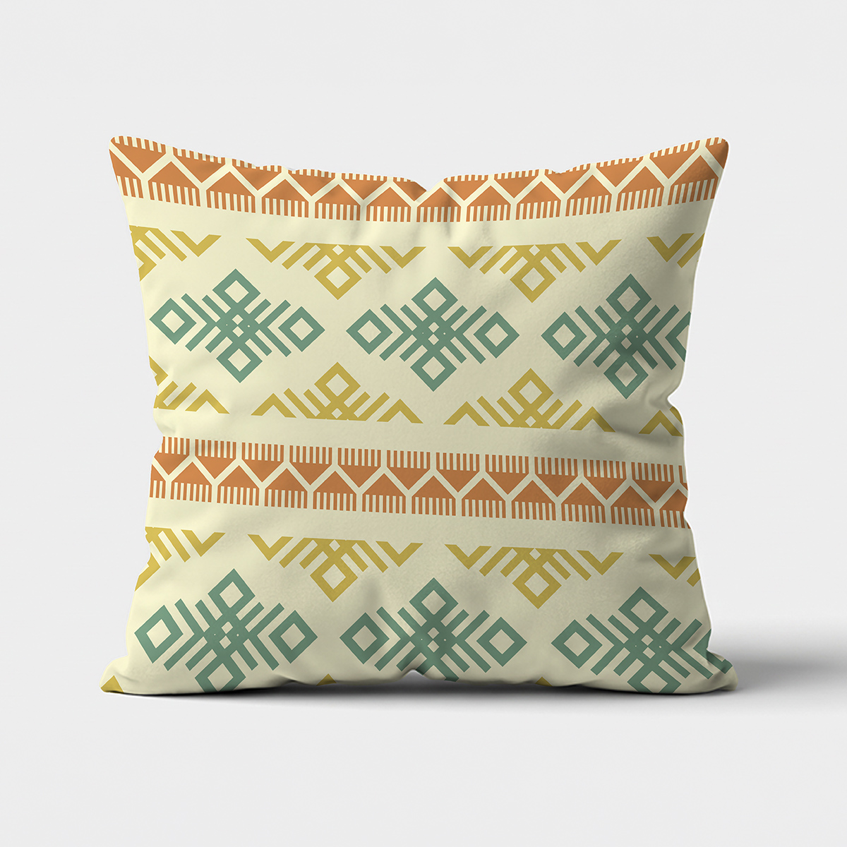Poduszka z etnicznym geometrycznym wzorem w stonowanych barwach na kremowym tle