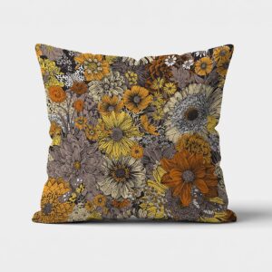 główne ujęcie poduszki dekoracyjnej z gęstym bukietem w ciepłych odcieniach