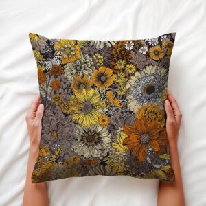 ręce trzymające poduszkę na białej pościeli, detal rysunkowego wzoru kwiatowego