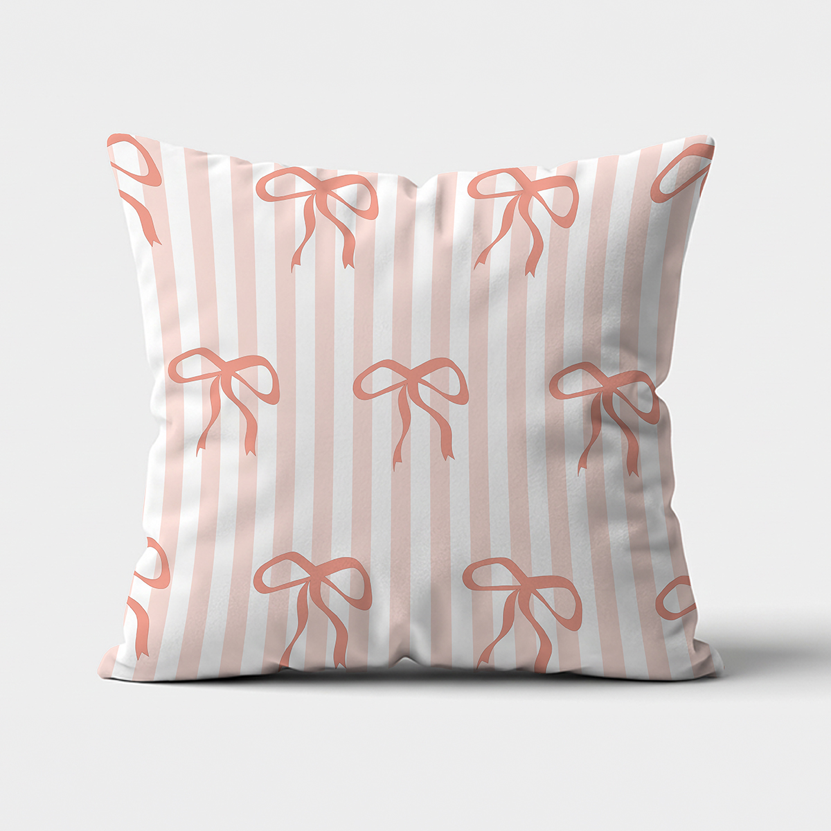 główne ujęcie poduszki z pionowymi pasami i łososiowymi kokardkami