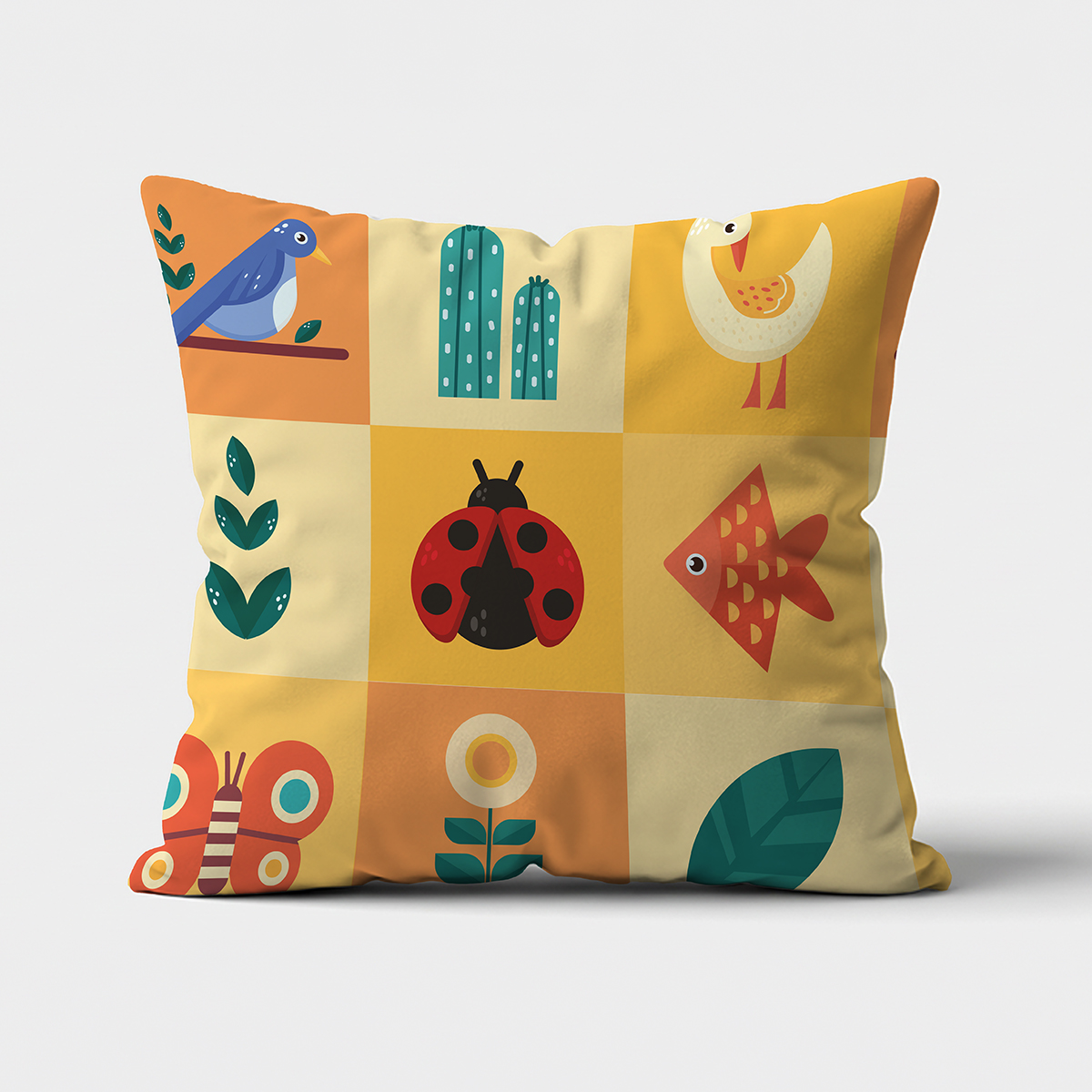 Główne ujęcie poduszki z nadrukiem kwadracików i sympatyczną biedronką na środku