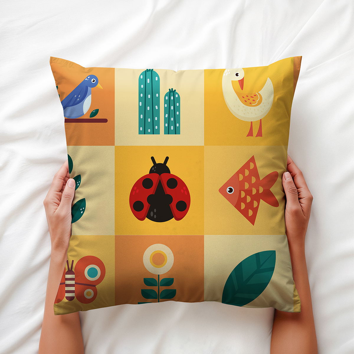 Zbliżenie na detale wzoru: ptak na gałęzi, kaktusy i liście w ciepłych odcieniach