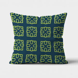 Główne ujęcie dekoracyjnej poduszki z limonkowymi kafelkami na granatowym tle