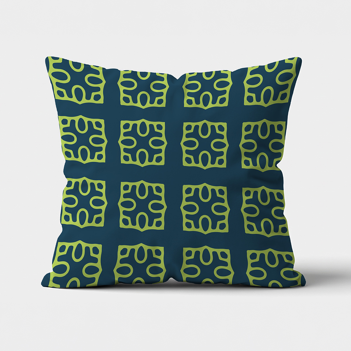 Główne ujęcie dekoracyjnej poduszki z limonkowymi kafelkami na granatowym tle