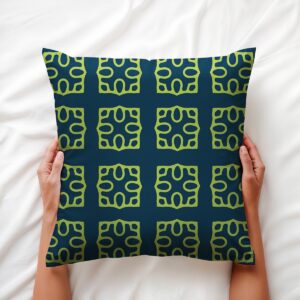 Ręce trzymające poduszkę, widoczny przód z limonkowym geometrycznym wzorem