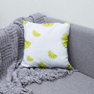 aranżacja poduszki z limonkowymi plasterkami na szarej sofie z pledem