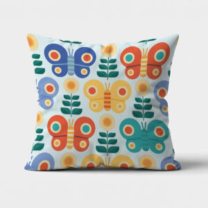 Poduszka z przodu na białym tle z kolorowymi motylami i stylizowanymi kwiatami