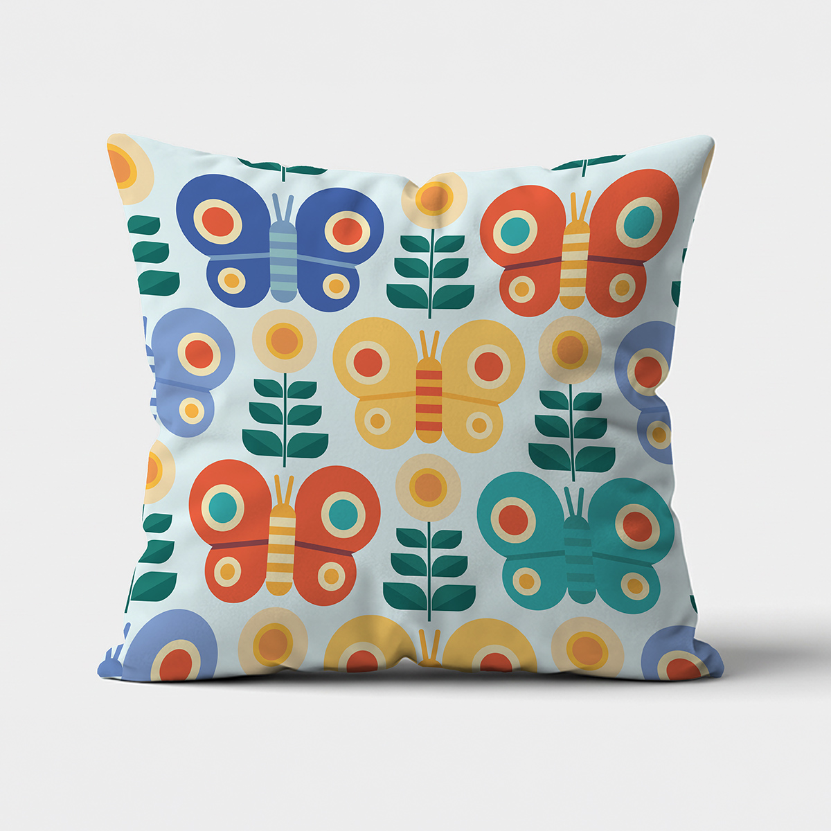 Poduszka z przodu na białym tle z kolorowymi motylami i stylizowanymi kwiatami