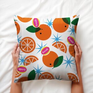 Zbliżenie na nadruk pomarańczy i detal etykiety "fresh" trzymane w dłoniach