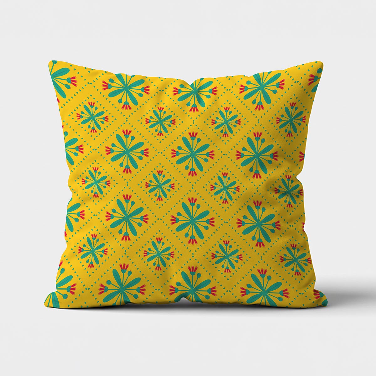 Poszewka z żółtym tłem i turkusowo-czerwonym, folkowym kwiatowym wzorem na głównym ujęciu