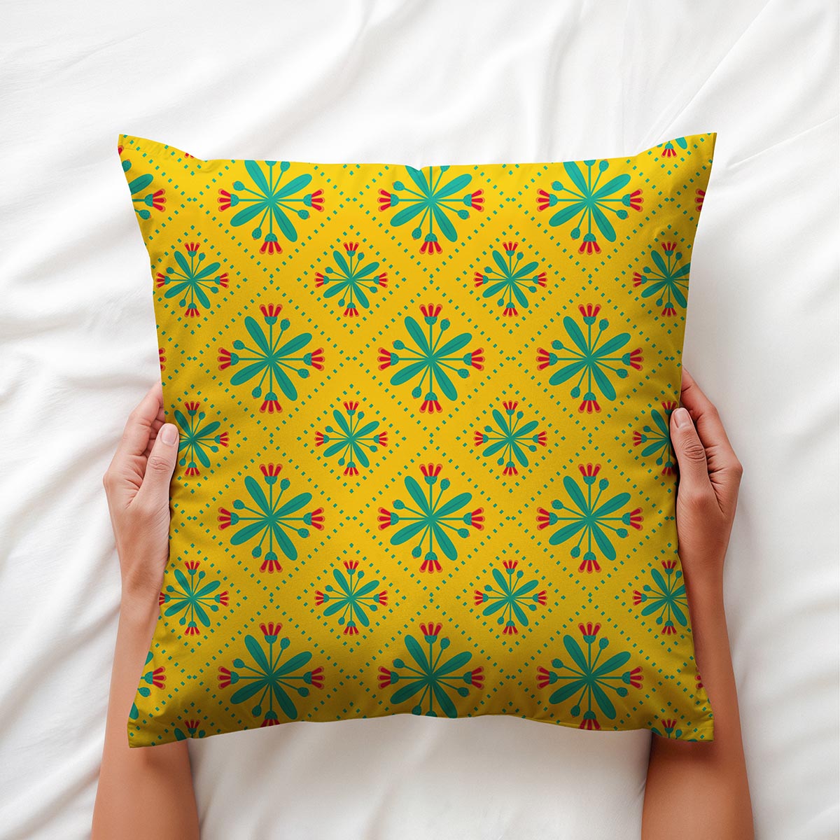 Poduszka trzymana w dłoniach pokazująca powtarzalny folkowy ornament